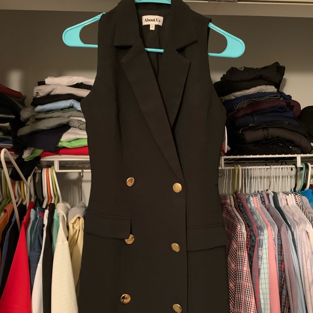 Sleeveless blazer dress.